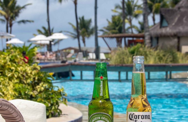 Pensando nas férias? Saiba quais são as marcas de cerveja e chopp servidas nos principais resorts all inclusive do Brasil