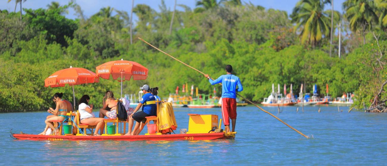 Pontal de Maracaípe: passeio de jangada é a pedida para quem está hospedado no Summerville Resort